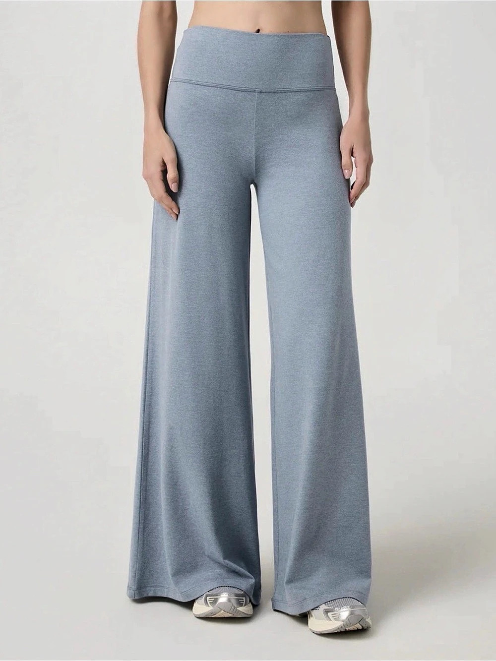 Vuori Halo Easy Wide Leg Pant - Short in Coastal Fog Heather - Medium NWT